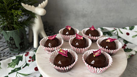 Kuličky, které chutnají jako Sacher dort, uděláte během chvíle. Poradí videonávod