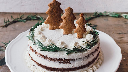Dort s perníčky je moučník s medovou vůní. Perníčky ho vánočně ozdobí a dochutí
