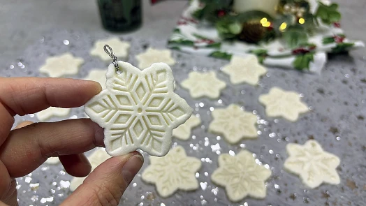 Něžné a snadné, to jsou ozdoby ze studeného porcelánu. Držte se videonávodu