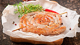 Vinná klobása je vánoční jídlo, připomínající zimní slunovrat. Co vše o ní víte?