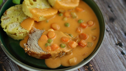 Bratislavská plec: Připravte si šťavnaté vepřové maso ve smetanové zeleninové omáčce