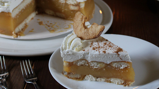 Jednoduchý jablečný dort známe od našich babiček. Vyjde levně, ale je krásný