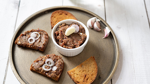 Jak na dokonalý tatarák? Přípravou i správným dochucením vás provede naše video