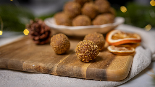 Medovníkové kuličky sladce voní a lahodně chutnají. Pojďte si je s námi udělat