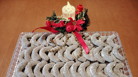 Makové vanilkové rohlíčky jsou cukrovím bez ořechů. Použijeme modrý nebo bílý mák