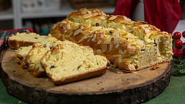 Tvarohová vánočka je krásně vláčná a rychlejší než kynutá. Upečte si ji podle videa