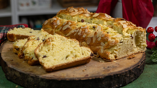 Tvarohová vánočka je krásně vláčná a rychlejší než kynutá. Upečte si ji podle videa