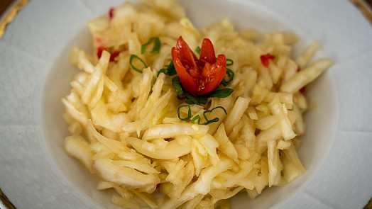 Asijský pikantní zelný salát: Je snadný na přípravu a chutná k pečenému masu