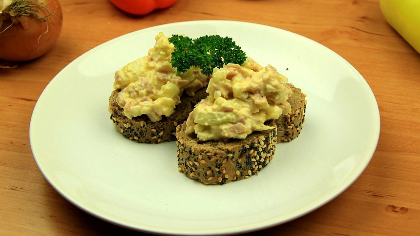 Pomazánka na chlebíčky: Připravte levnou a chutnou pomazánku z dostupných surovin