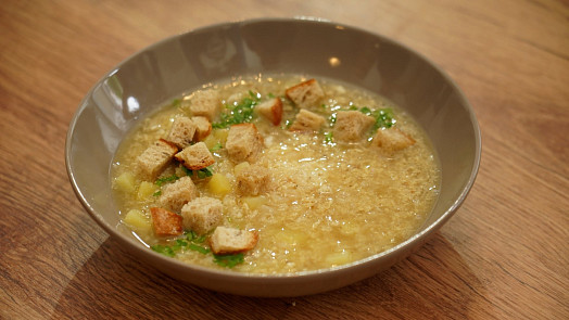 Jak uvařit vyprošťovací česnečku? Záchrana po oslavách, která vás postaví na nohy