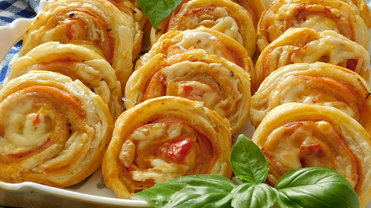 Co třeba upéct pizza šneky z listového těsta? Chutnají báječně a hotové jsou za chvilku