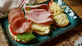 Chyby při přípravě salátů a pomazánek na chlebíčky: Jak na to, aby byly dokonalé?