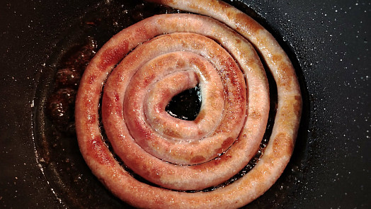 Vinná klobása pečená v remosce: Jak péct a smažit bez velkého úklidu kuchyně