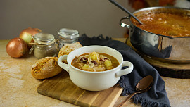 Jak uvařit poctivou zelňačku? Dokáže báječně zasytit žaludek i prohřát celé tělo