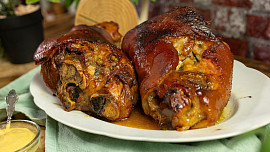 Jak udělat pečené koleno na pivu? Dokonale šťavnaté maso připravíte podle videa