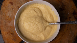 Naučte se majonézu z vařených vajec podle videonávodu. Hotová je během chvilky