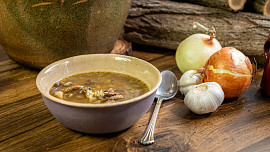 Recepty z českých pohádek: Co takhle sekyrkovou polévku podle Honza málem králem?