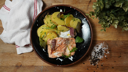 Pečený losos s bramborami: Přinášíme jednoduchý a chutný tip na oběd i večeři