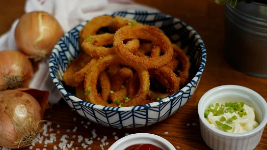 Cibulové kroužky: Připravte rychlé a chutné pohoštění nejen na Silvestra