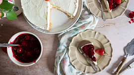 Nepečený cheesecake s ovocným přelivem: Připravte tento výtečný dezert podle videa