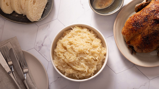 Jak připravit dušené zelí? Uvařte podle videa klasickou přílohu k dušenému masu