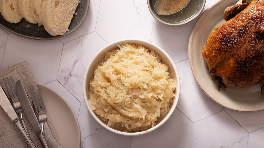 Jak připravit dušené zelí? Uvařte podle videa klasickou přílohu k dušenému masu