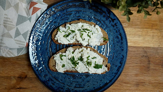 Rychlá pomazánka z Nivy: Podle videoreceptu ji zvládnete snadno a hlavně chutně