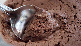 Co je to aquafaba a jak z ní připravit čokoládovou pěnu. Zkuste kouzlo podle videonávodu