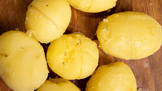 Vařené brambory jde oloupat za moment. Naučte se to podle videonávodu