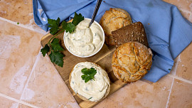 Sýrová pomazánka podle ČSN: Vzpomínky na bufetové svačiny do práce nevyblednou