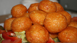 Smažené sýrové kuličky podle videa: Jen z bílků a strouhaného sýra jsou hned hotové