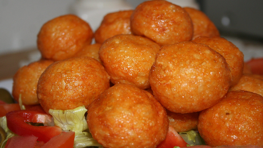 Smažené sýrové kuličky podle videa: Jen z bílků a strouhaného sýra jsou hned hotové