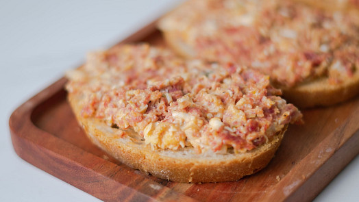 Pozapomenutý Ševcovský mls: Připravte si pikantní retro salát vhodný na chlebíčky