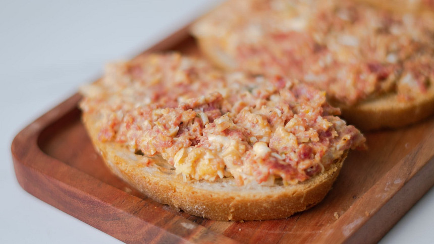 Pozapomenutý Ševcovský mls: Připravte si pikantní retro salát vhodný na chlebíčky