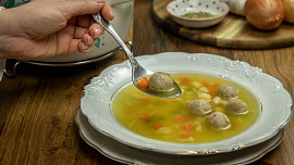 Drožďové knedlíčky do polévky jsou snadné, levné a výtečné. Navíc se snadno mrazí