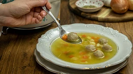 Drožďové knedlíčky do polévky jsou snadné, levné a výtečné. Navíc se snadno mrazí