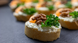 Šlehaná pomazánka na jednohubky: Zkuste podle videa sýrovou pomazánku s chutí česneku