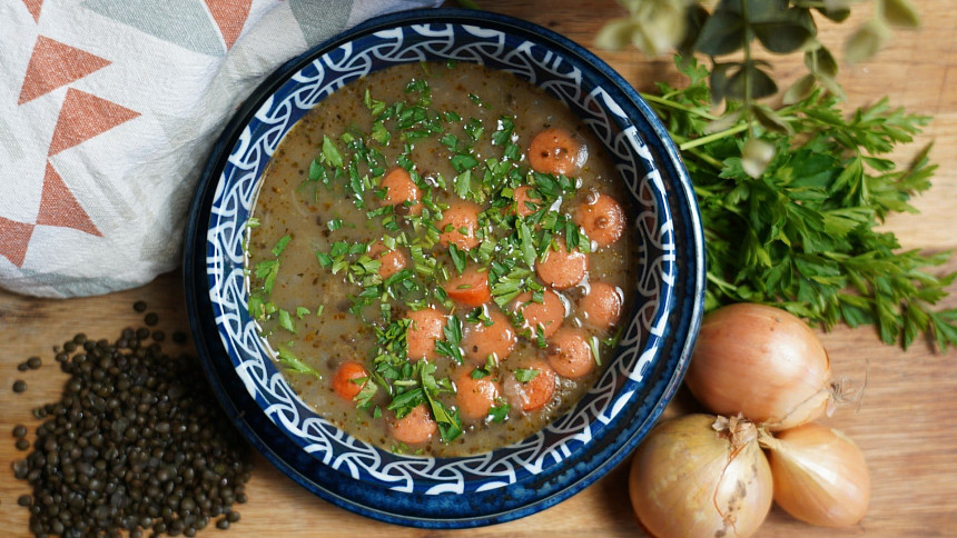 Jak uvařit čočkovou polévku? Tato jednoduchá polévka patří k těm nejoblíbenějším