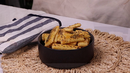 Sýrové tyčinky pro chvíle pohody: Připravte podle videonávodu tyto drobné chuťovky