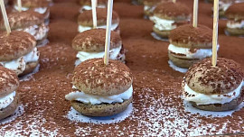 Piškotové tiramisu jednohubky: Přichystejte podle videa tyto povznášející zákusky