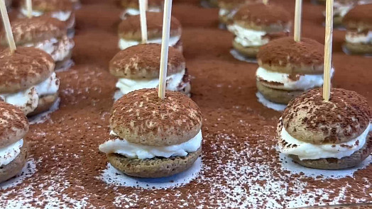 Piškotové tiramisu jednohubky: Přichystejte podle videa tyto povznášející zákusky