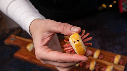 Jednohubky mohou být i vtipné. Dobrotu ve tvaru pavouka vás naučí videonávod