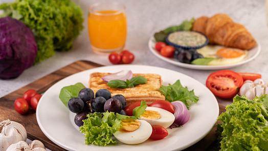 Jaké jídlo se hodí k novoroční snídani? Nemusíte snídat zbylé cukroví ani chlebíčky