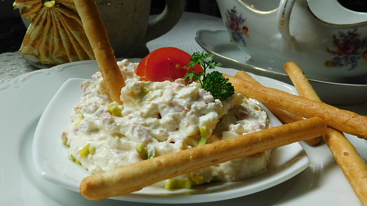 Křenová pikantní pomazánka: Nastrouhaný křen dá jednoduchému pohoštění správný říz