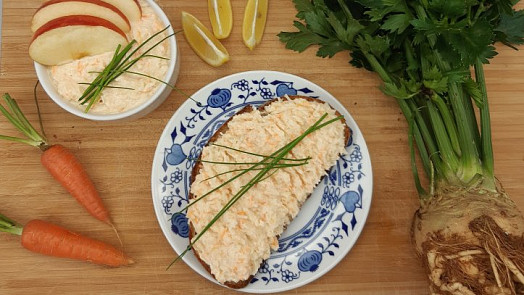 Celerovo-mrkvová pomazánka je osvěžující a báječně chutná. Hotová je během chvilky