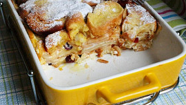 Co se zbylou vánočkou? Upečte si voňavou žemlovku, usmažte tousty nebo zkuste pudink