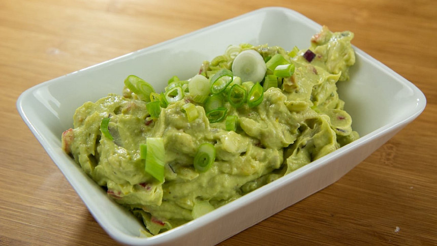 Avokádové guacamole: Vyzkoušejte svěží pomazánku na křupavý toast nebo jako dip
