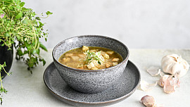 Nejjednodušší česnečka: Jen z mála surovin uvaříte skvělou polévku pro zahřátí