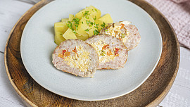 Jak upéct roládu z mletého masa? Použitá náplň vytvoří na řezu krásnou mozaiku