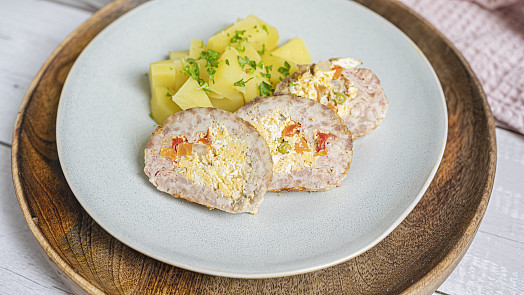 Jak upéct roládu z mletého masa? Použitá náplň vytvoří na řezu krásnou mozaiku